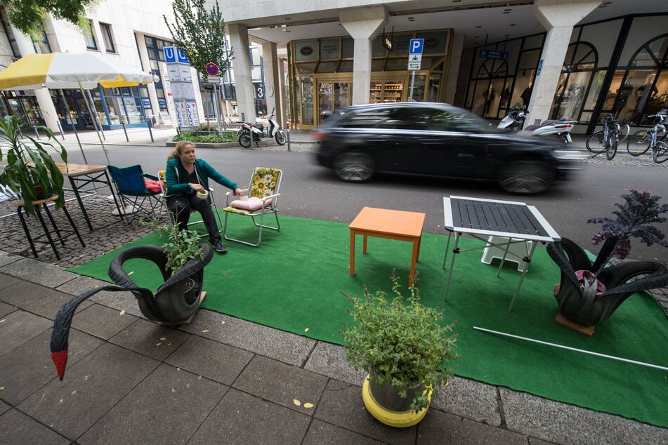 "Parking Day" in NRW: Parkplätze für Autos werden zu grünen Oasen und Zeltlagern