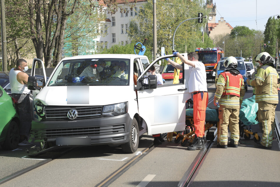 Sanitäter kamen dem Transporter-Fahrer zur Hilfe.