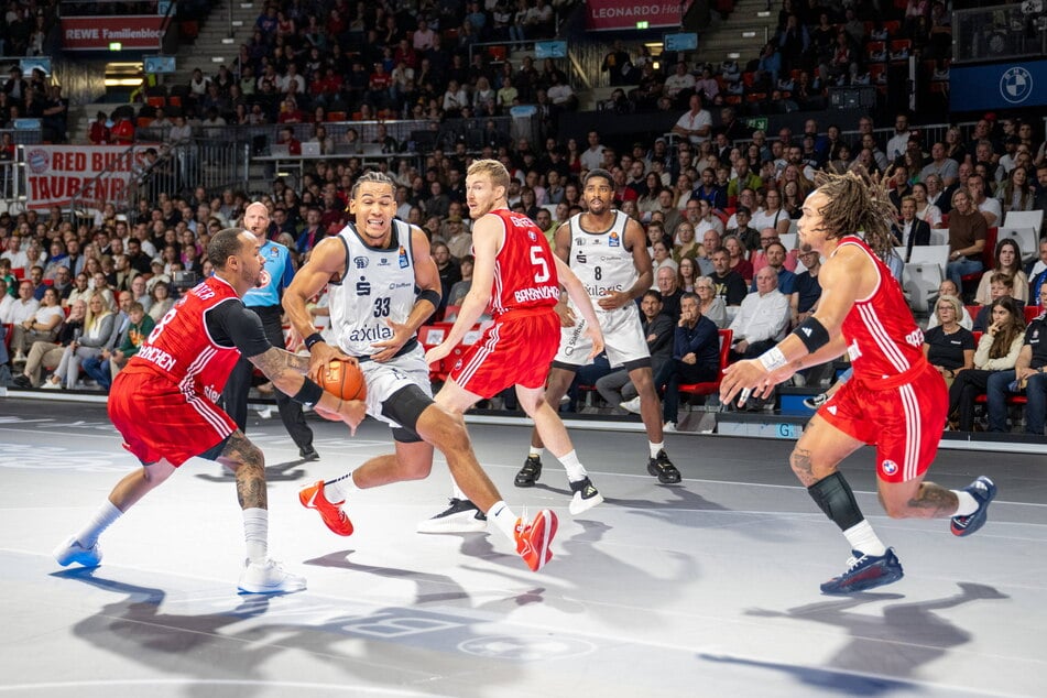 Nicholas Tischler (24, 2.v.l.) im Kampf um den Ball mit dem Münchener Shabazz Napier.