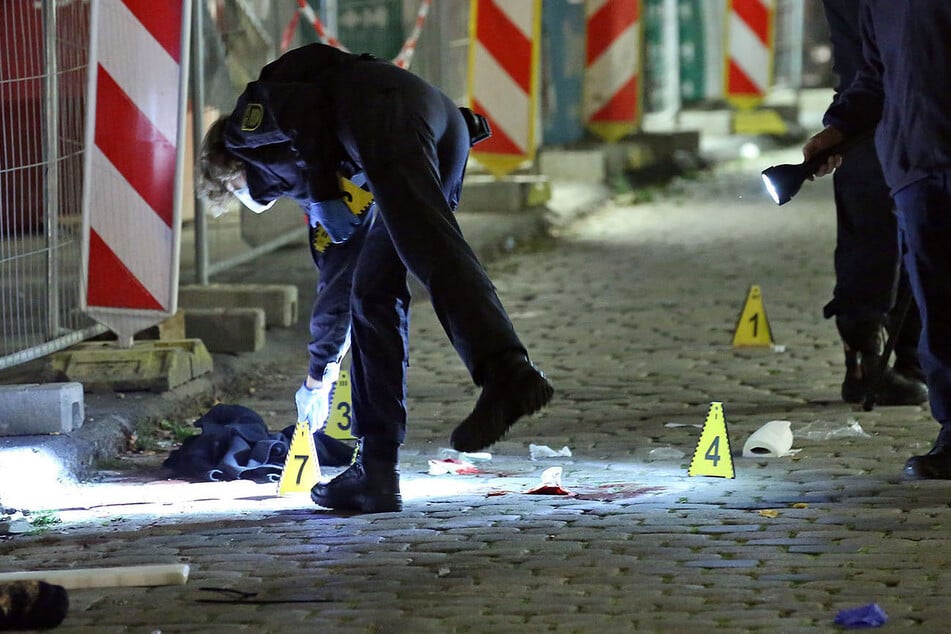 Kriminaltechniker und die Tatortgruppe des LKA Sachsen sichern Spuren am Tatort nach einer tödlichen Messerattacke auf zwei Touristen durch einen Sympathisanten des IS.