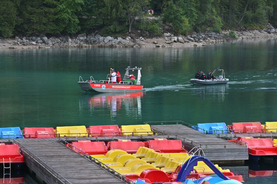 Die Suche nach den Vermissten im Eibsee wird am Dienstag fortgesetzt.