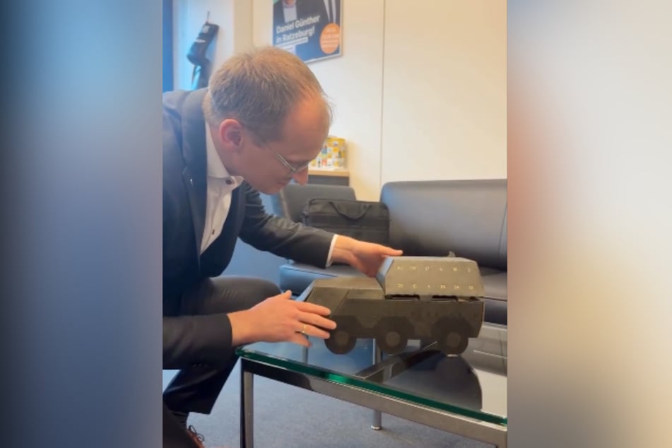 Mit seinem sehr speziellen Adventskalender ging der Bundestagsabgeordnete viral.