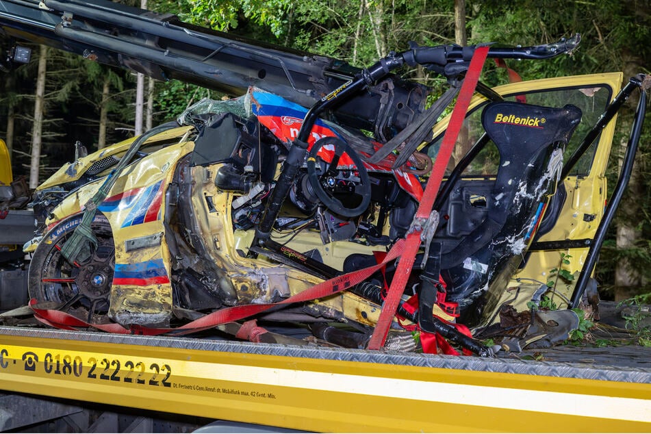 Tragödie bei Motorsport-Event in Sachsen: BMW zerschellt an Baum - Rennfahrer (†60) tot