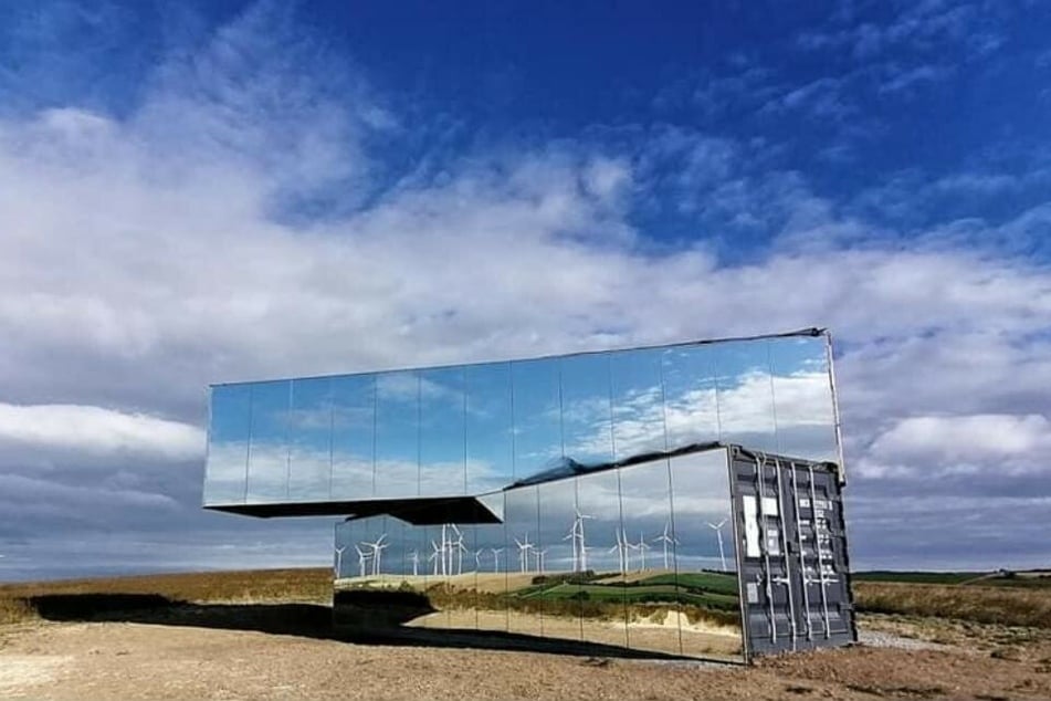 Die Spiegelarche steht auf einem Feld im thüringischen Roldisleben nahe Rastenberg.
