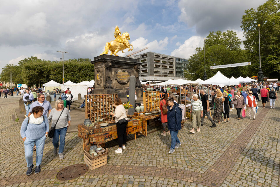Die Dresdner Hauptstraße wird bis hin zum Goldenen Reiter zum Festgelände.