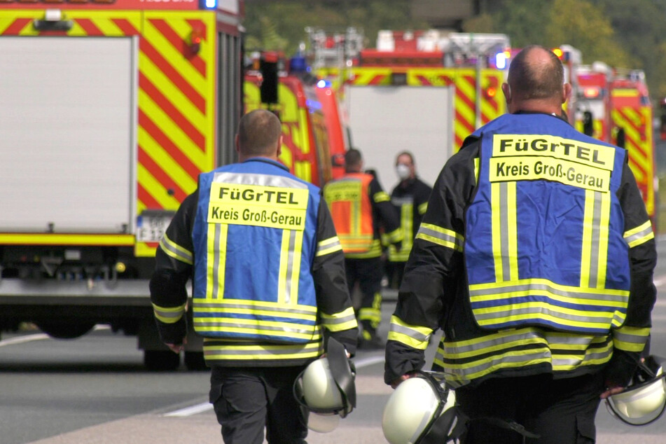 Die Feuerwehr war mit zahlreichen Einsatzkräften vor Ort. Die Vollsperrung dauerte am Dienstagnachmittag noch an.