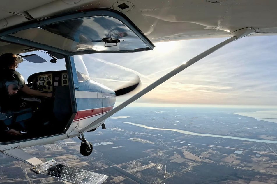 Das Flugzeug, eine Cessna 208B, stürzte auf dem Weg zur Landung ab. (Symbolbild)