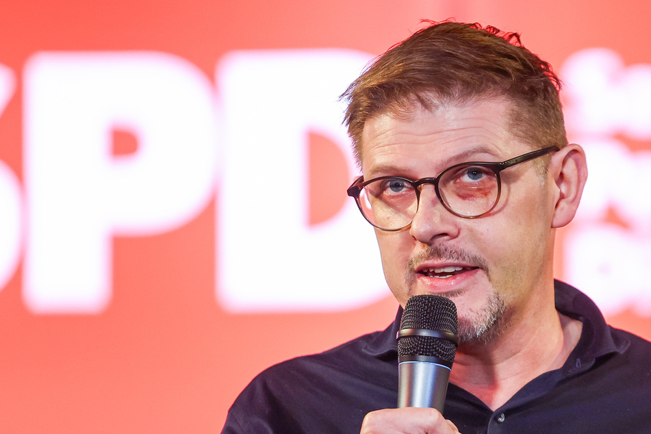 Mit deutlich sichtbarem rot-blauem Schatten unter dem Auge sprach SPD-Europaabgeordneter Matthias Ecke (41) am Montag bei einer Veranstaltung in Leipzig.