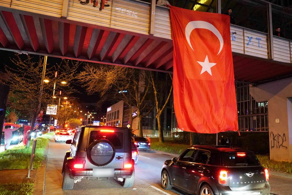 Stuttgart: Türkei-Fans feiern WM-Quali mit Autokorsos und Pyro: Polizei im Einsatz
