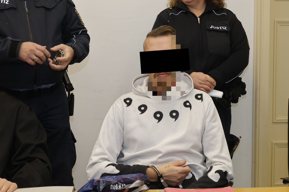 Stanley S. (38, im Bild) soll Alexander W. (30) die Finger abgehackt haben - auf dessen Bitte. Doch vor Gericht stellt der 38-Jährige alles ganz anders dar.