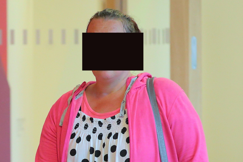 Manuela S. (38) griff beim Putzen mächtig zu.