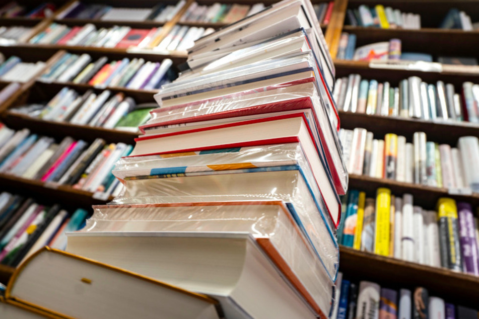 Ein Stapel neuer Bücher liegt auf einem Verkaufstisch in einer Buchhandlung. (Symbolbild)