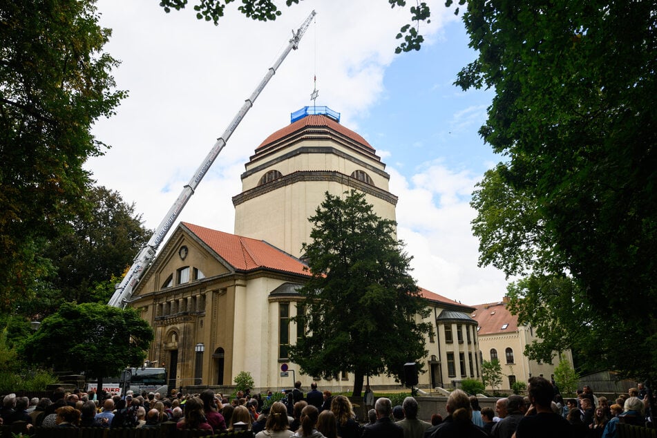 Der 600 Kilogramm schwere Davidstern wurde am Montag per Kran auf die Kuppel der Synagoge in Görlitz gehoben.