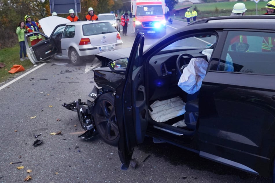 Auf der ST2238 bei Freystadt sind in Bayern am heutigen Sonntagnachmittag zwei Fahrzeuge zusammengestoßen.