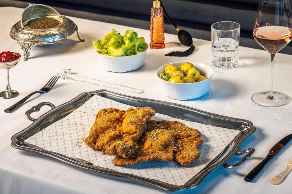 Das Nobelrestaurant "Spelunke" verkauft sein Wiener Schnitzel mit Blattgold und Kaviar für fast 400 Euro.