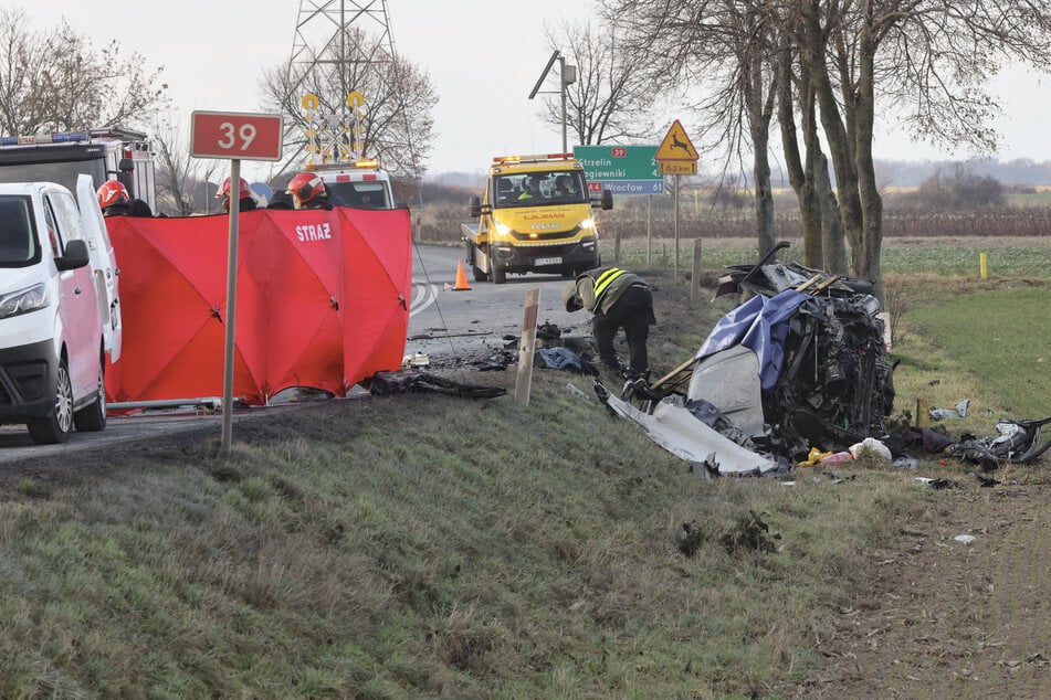 Rettungskräfte eilten zur Unfallstelle in der Woiwodschaft Opole, konnten jedoch nur noch den Tod von sechs Personen feststellen.