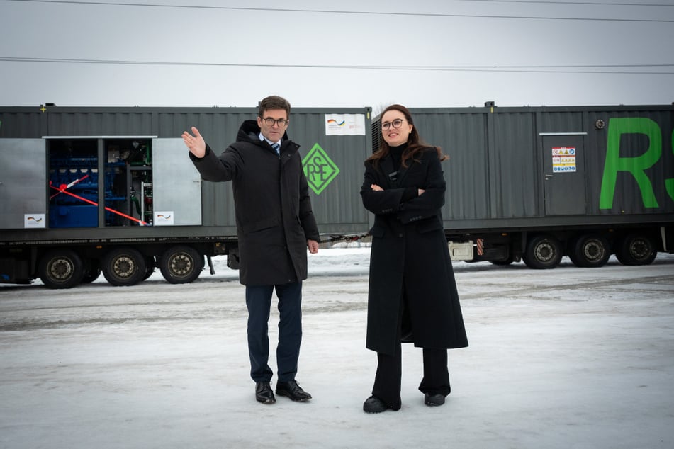 Der deutsche Botschafter Heiko Thoms übergibt der ukrainischen Ministerpräsidentin Julia Swyrydenko zwei mobile Blockheizkraftwerke für die Versorgung der Hauptstadt Kiew.