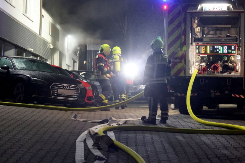 Mitten in der Nacht brannte im Chemnitzer Stadtteil Grüna eine Kfz-Werkstatt.