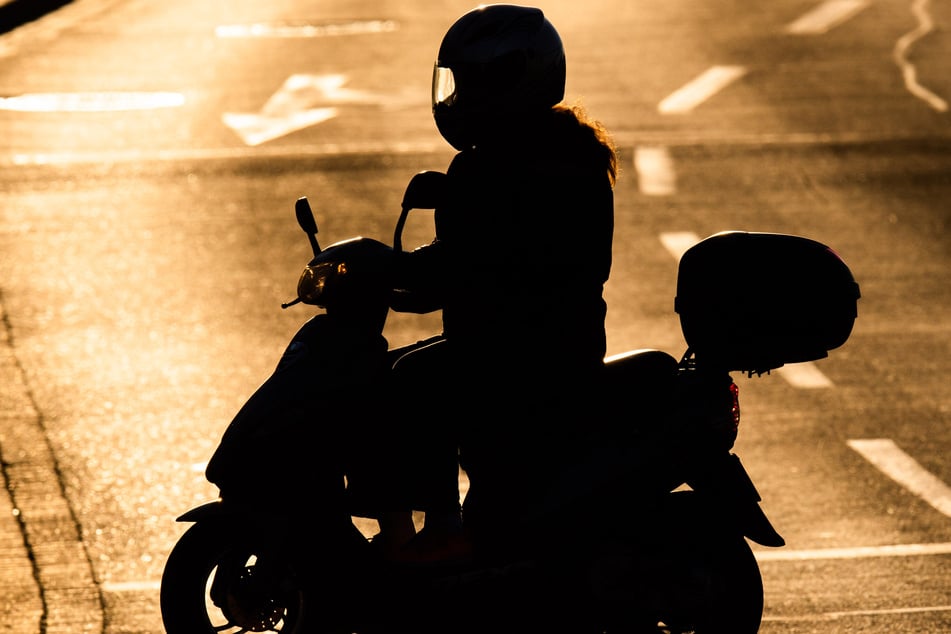 Motorroller von Opel erfasst: Fahrer stirbt wenig später im Krankenhaus