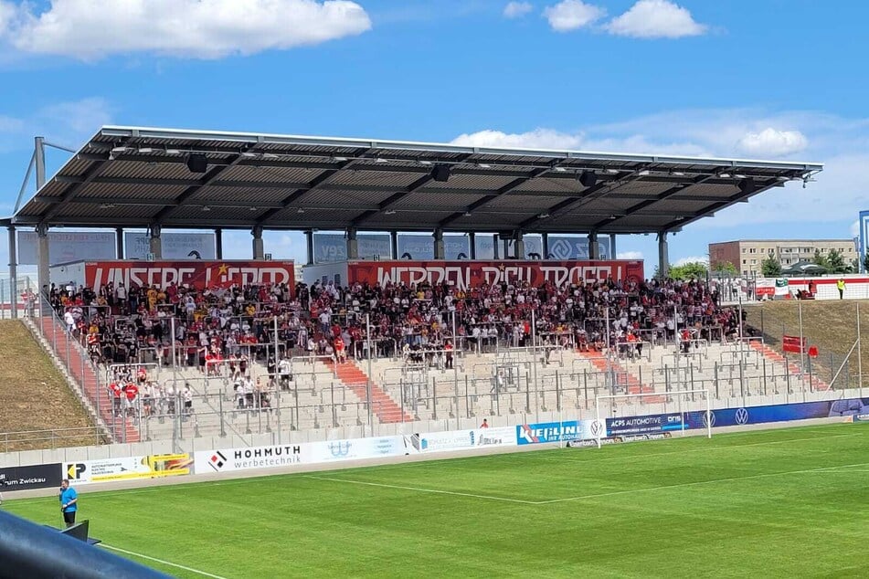 Die Fans verziehen sich in der Hitze des Tages unter das Dach.