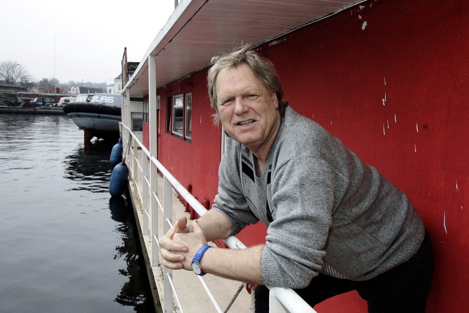 Country- und Schlagerstar Gunter Gabriel (†75) auf seinem Hausboot im Harburger Binnenhafen. (Archivbild)
