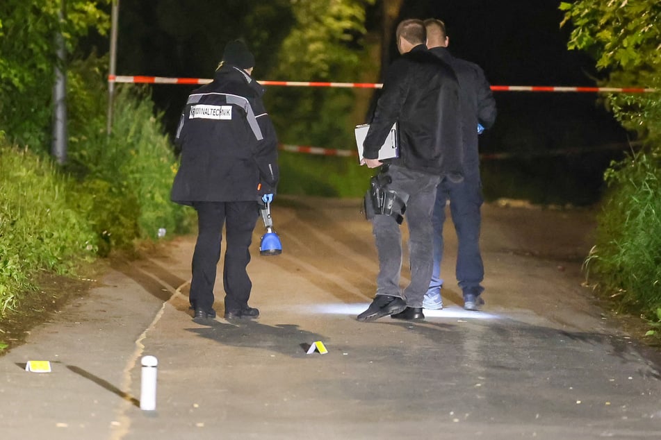 Polizeibeamte sichern mögliche Hinweise und Spuren am Tatort.