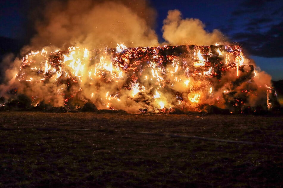 Eine Strohmiete bei Groß Schacksdorf in der Niederlausitz ist in Brand geraten.