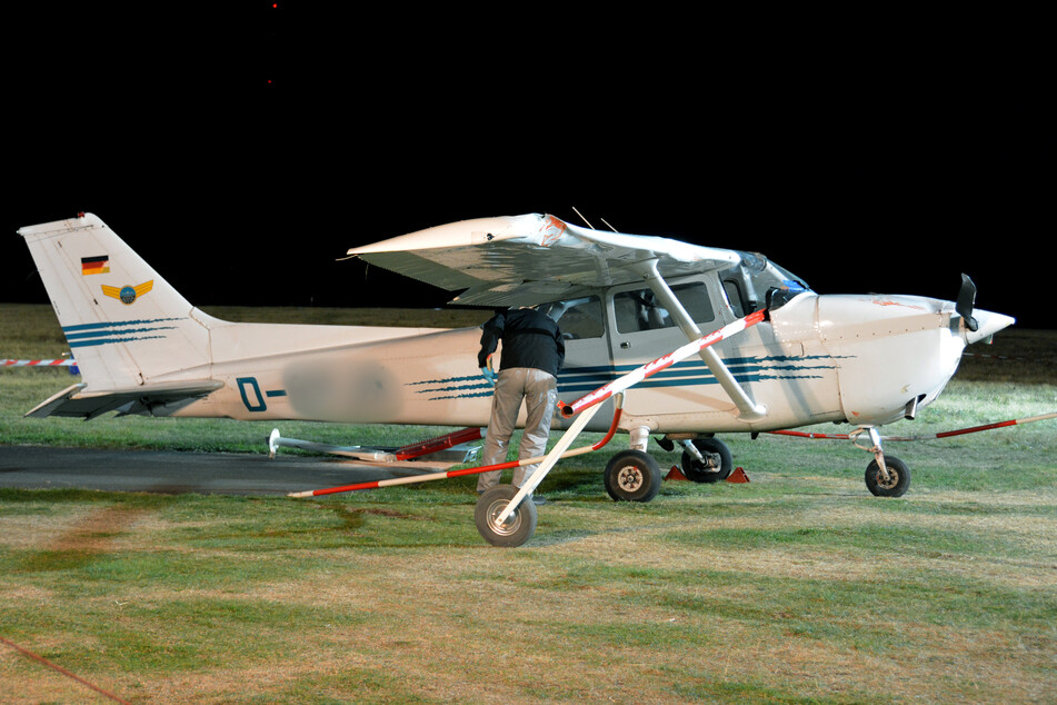 Das Kleinflugzeug vom Typ Cessna hatte eine Absperrung des Flugplatzes durchbrochen und Passanten auf einem Gehweg erfasst.