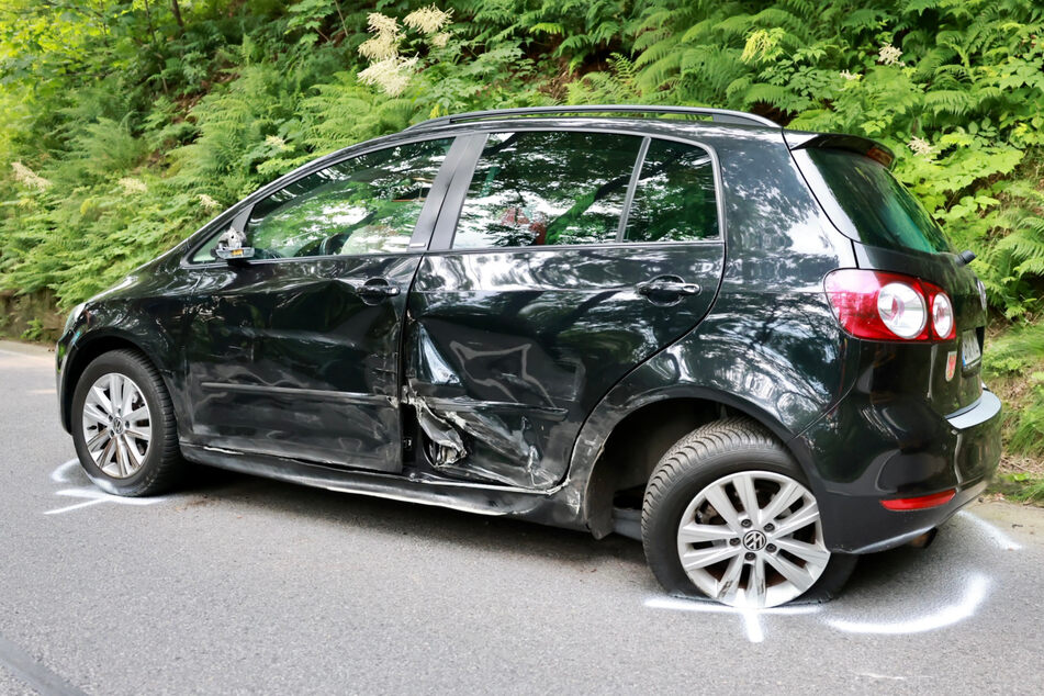 Der VW Golf war auf der linken Seite heftig verbeult.