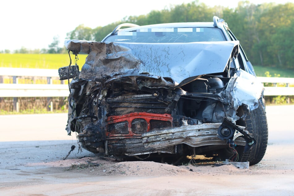 BMW kracht in Leitplanke auf A4: Fahrer (28) schwer verletzt
