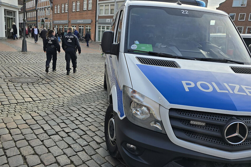 Nach der tödlichen Messerattacke in Stade hat die Polizei ihre Präsenz in der Stadt erhöht.