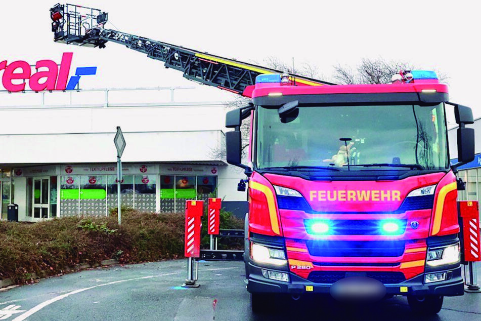 Dresden: Brand bei "real" in Heidenau: Feuerwehr rettet Hausmeister!