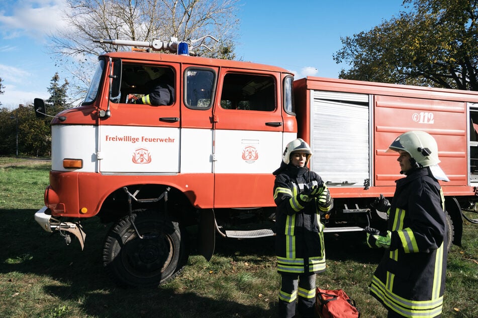 Bezüge zur sächsischen Heimat sind immer wieder in der Serie zu finden. So ist die Feuerwehr in einem alten W50 unterwegs und es sind immer wieder atemberaubende Landschaftsaufnahmen zu sehen.
