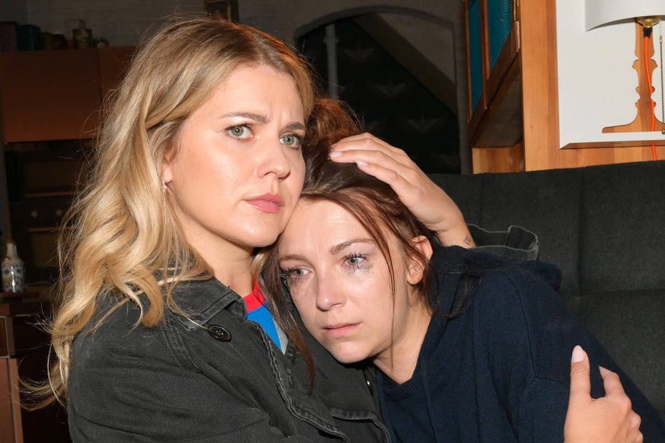 Lilly (r.) ist am Boden zerstört und wird von Alicia tröstend in den Arm genommen.