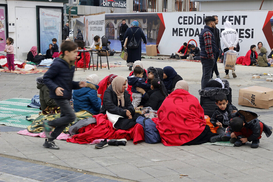 Eine Gruppe Menschen versammelte sich nach einem Erdbeben auf einem öffentlichen Platz.