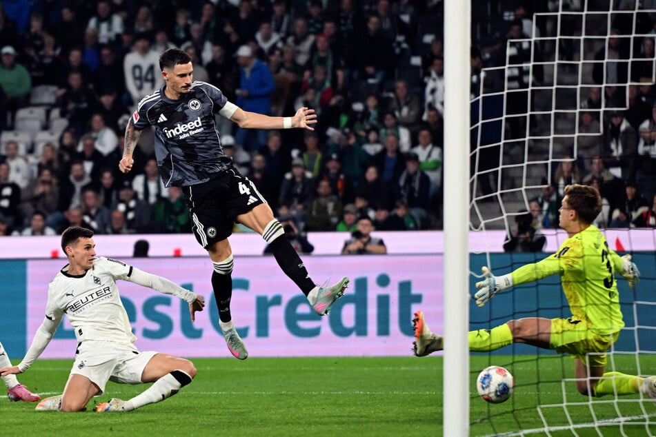 Kapitän Robin Koch macht kurz nach dem Anpfiff zur zweiten Halbzeit das 6:0.