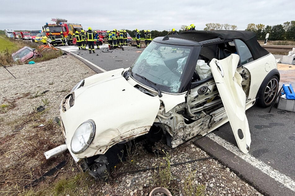 Schwerer Frontalcrash auf Bundesstraße: Vier Personen verletzt, Vollsperrung