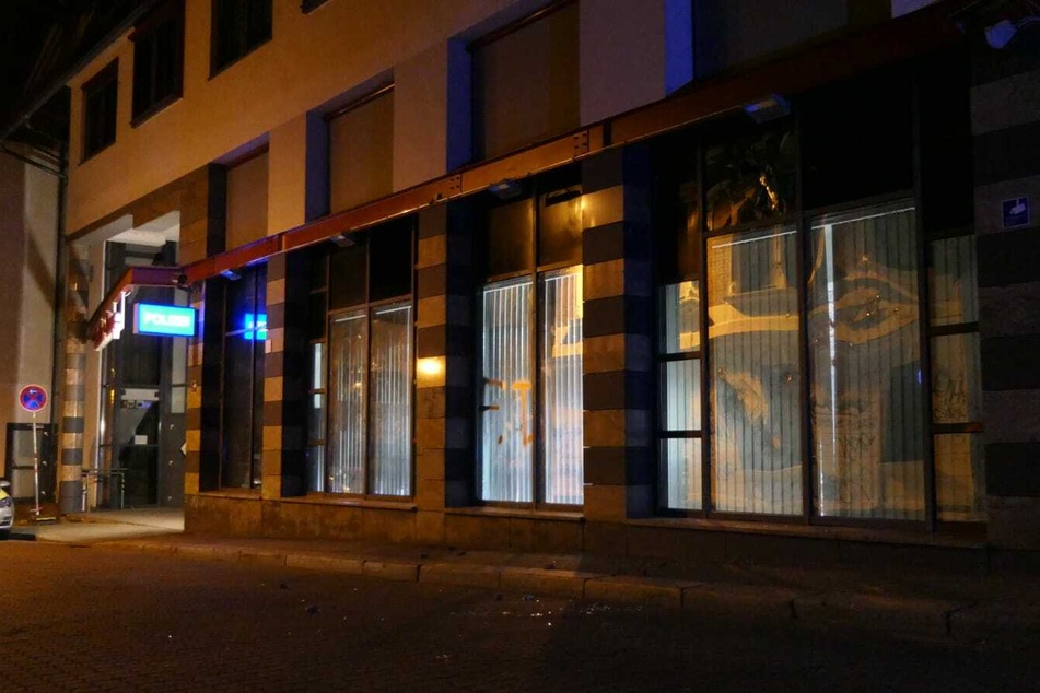 Scherben liegen vor der Polizeiaußenstelle im Leipziger Stadtteil Connewitz.