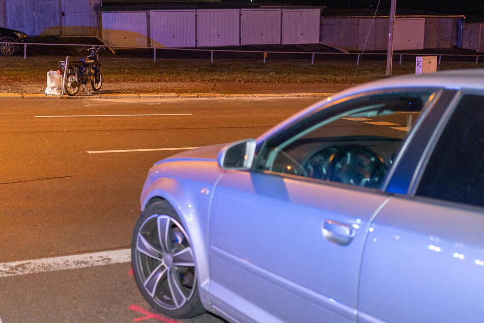 Ein Audi nahm dem Moped die Vorfahrt.