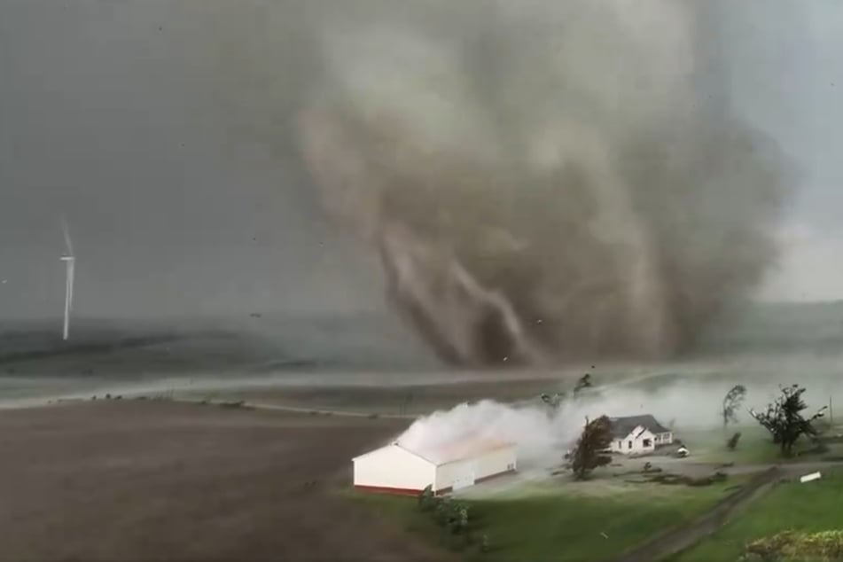 Videos zeigen die zerstörerische Kraft des Tornados.
