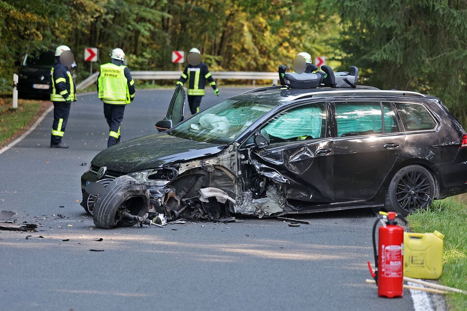 Durch den Crash wurde bei einem der Fahrzeuge ein Reifen herausgerissen.