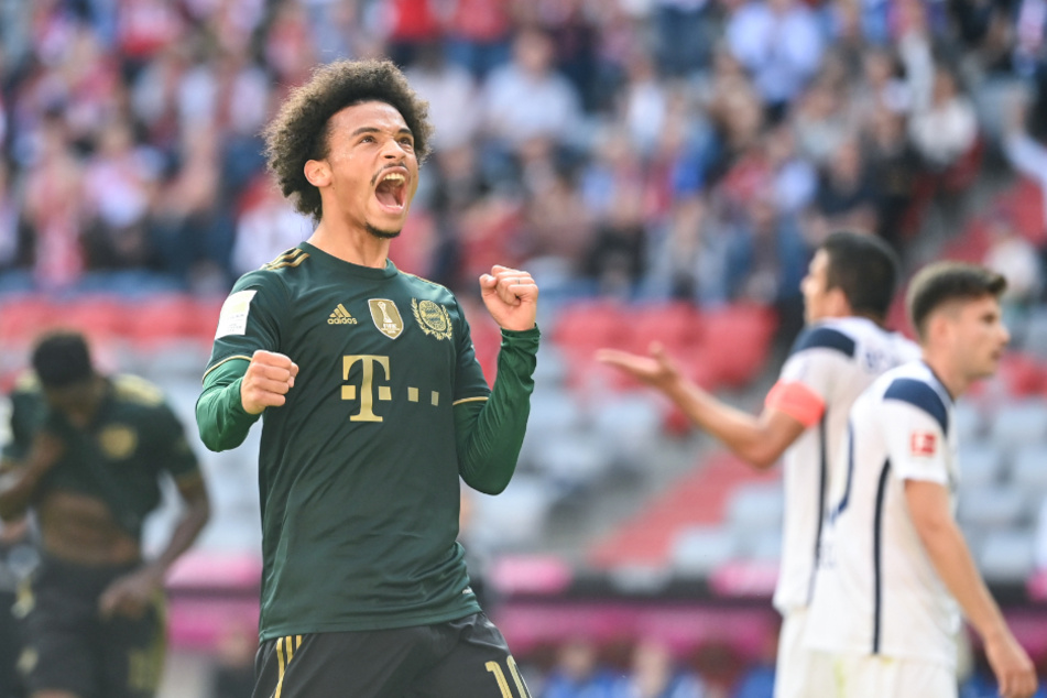 Leroy Sané jubelt nach seinem traumhaften Freistoß, der den FC Bayern 1:0 in Führung brachte.