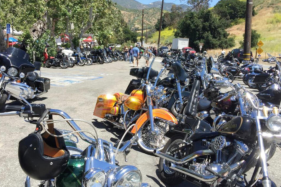 Motorräder reihen sich dich an dicht vor dem Cook's Corner in Trabuco Canyon, im Großraum Los Angeles.