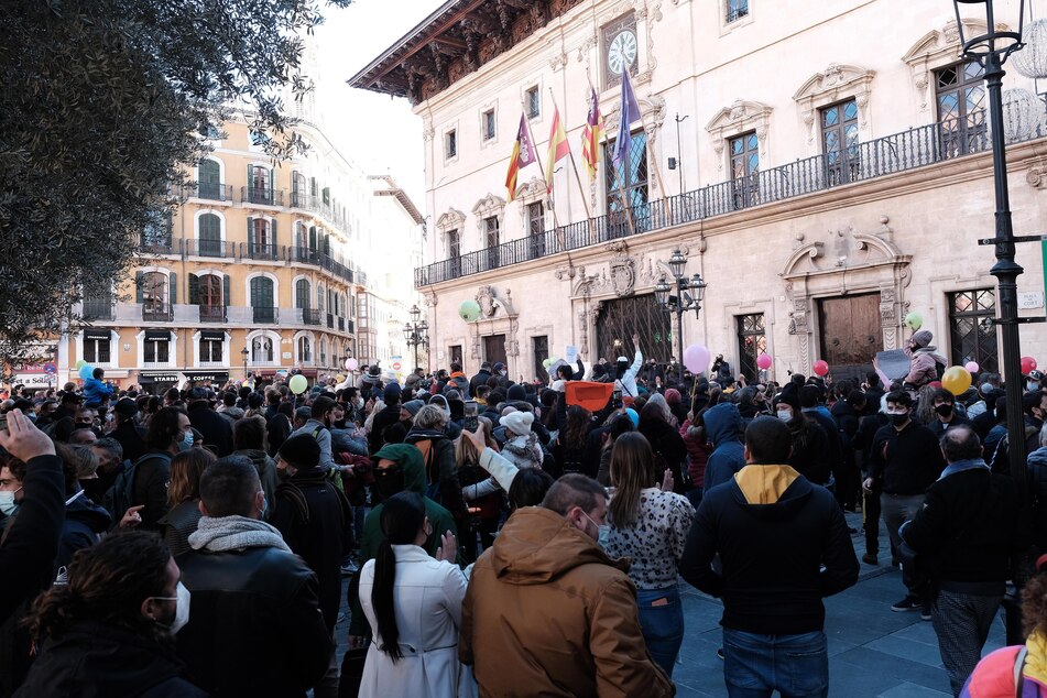 Spanien, Palma de Mallorca: Menschen nehmen an einer Kundgebung vor dem Consolat de Mar, dem Sitz der Regierung der Balearen teil.