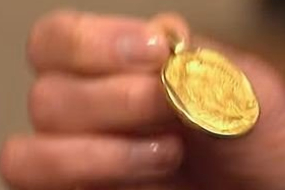 Ein Tierkreiszeichen-Anhänger von Cartier aus 750er-Gold soll den Verkäufern satte 8000 Euro einbringen.