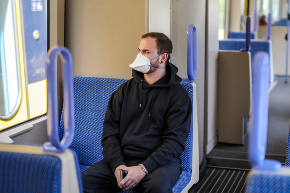 Auch in Bussen und Bahnen sollen Masken getragen werden.