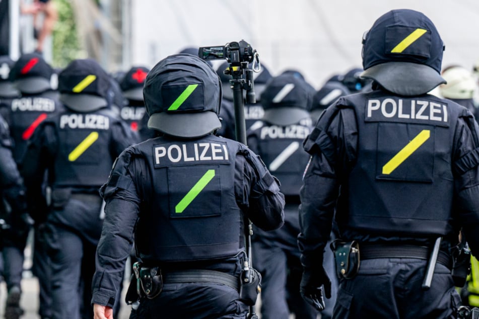 Die Bundespolizei sichert das Spiel zwischen dem Chemnitzer FC und dem FC Erzgebirge Aue ab. (Symbolbild)