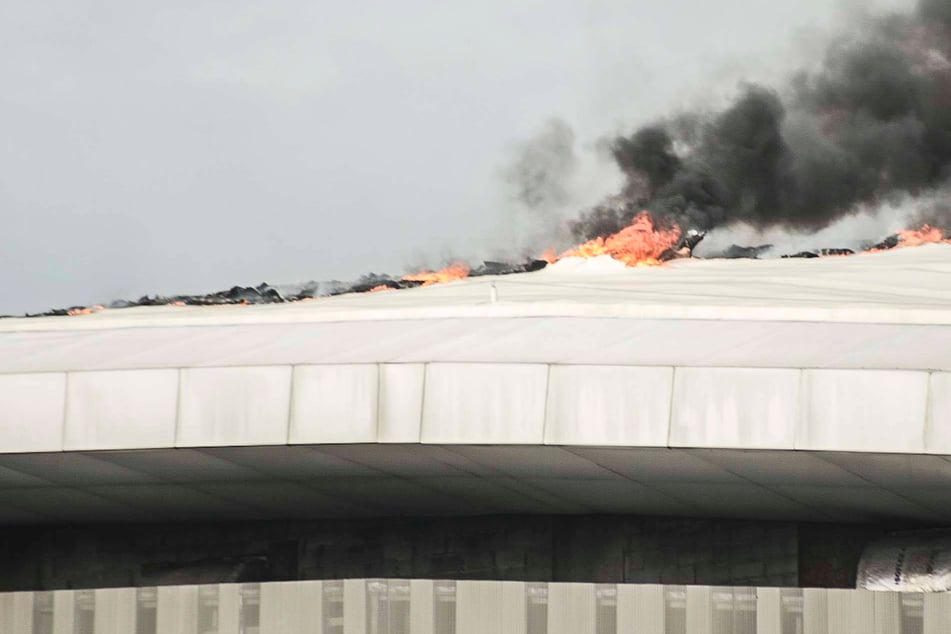 Flammen auf Dach von Olympia-Velodrom - Feuerwehr rückt mit Großaufgebot auf