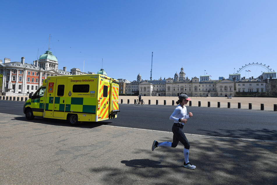 Eine Frau joggt an einem Krankenwagen am Paradeplatz «Horse Guards Parade» im Zentrum der Stadt vorbei.