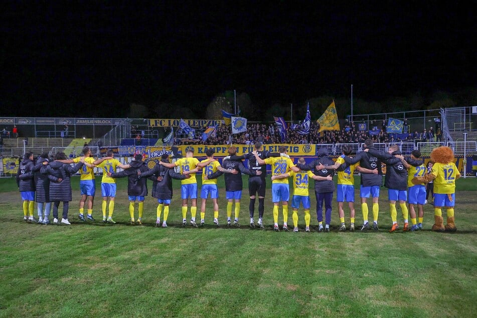 Der Rasen im Bruno-Plache-Stadion ist aktuell in keinem guten Zustand.